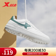 特步（XTEP）男鞋空軍一號板鞋低幫情侶休閑鞋春秋冬皮面軟底防水跑步潮流鞋子 帆白/騎士綠 【空軍】 41
