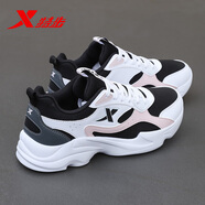 特步（XTEP）女鞋秋季皮面防水跑步鞋2025新款夏休閑老爹鞋輕便保暖運動鞋子女 新白色/黑/淺粉色 35