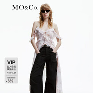 MO&Co.春秋碎花荷葉邊V領(lǐng)開叉不規(guī)則吊帶連衣裙摩安珂 紅底花卉 XS 155