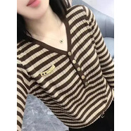 溥畔秋冬新款毛衣v領橫條紋針織衫顯瘦百搭上衣女遮肚簡約單排扣 卡其條紋 均碼 【80-140斤】