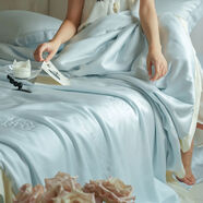 RSRDDY微網(wǎng)夢(mèng)麗莎家紡新純色雙面簡(jiǎn)約蘭精天絲繡花夏涼被子空調冷氣被芯 200x230cm單件夏被不可做被套用 冰河藍