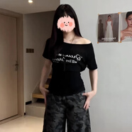 浮夏大碼美式辣妹斜肩短袖女夏季顯瘦露肩t恤上衣胖MM字母印花修身T潮 黑色 XL 【建議120-140斤】