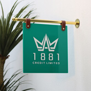 TLXT店鋪門(mén)口招牌定做亞力廣告牌金屬支桿服裝店簡(jiǎn)約側掛牌門(mén)牌定制 法國金30x30CM孔雀綠