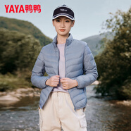 鴨鴨（YAYA）新國標輕薄羽絨服女秋冬季短款輕型保暖時(shí)尚休閑立領(lǐng)白鴨絨外套