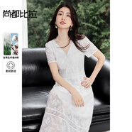 尚都比拉V領(lǐng)鏤空花邊珍珠扣連衣裙女夏季收腰顯瘦氣質(zhì)A字裙溫柔減齡長裙