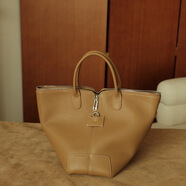 塔馳密司（touchmiss）2025年新款女包輕奢時(shí)尚感真皮頭層牛皮小眾蝙蝠包 奶茶色 現貨(可以斜挎)