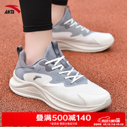安踏（ANTA）飛揚跑鞋男鞋2025夏季中考體測輕便舒適軟底網(wǎng)面透氣運動(dòng)跑步鞋 白/灰/霧灰-5 【網(wǎng)面透氣】 42.5 (9碼)