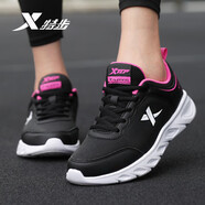 特步（XTEP）特步女鞋2026春季新款跑步鞋黑色輕便軟底休閑鞋皮面防水運動(dòng)鞋女 黑紅 35