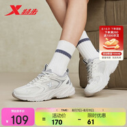 特步女鞋運動(dòng)鞋女夏季網(wǎng)面透氣軟彈老爹休閑鞋子女