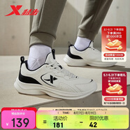 特步（XTEP）跑鞋運動鞋革面皮面防潑水緩震輕便軟底耐磨休閑男鞋跑步鞋白色