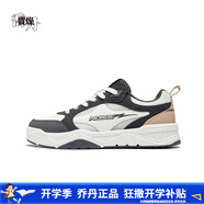喬丹（QIAODAN）質(zhì)燥低幫板鞋男2025夏透氣輕便運(yùn)動(dòng)休閑鞋男KM23240508 象牙色/鯊魚灰-【奧萊同款】 43