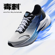 安踏（ANTA）男鞋毒刺6代丨運動鞋子2025夏季新款網(wǎng)面回彈跑步鞋防滑耐磨跑鞋 【毒刺6-防潑水皮面】白/藍/黑-4 39