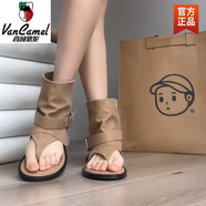 西域駱駝牛皮內(nèi)增高人字夾趾搭扣百搭涼靴女2025夏時(shí)髦褲管短筒羅馬涼鞋 杏色-超纖款-駱駝官方品牌官網(wǎng)旗 37