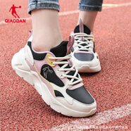 喬丹（QIAODAN）女鞋跑步鞋女夏季新款皮面防水休閑鞋子輕便軟底運(yùn)動(dòng)鞋女 象牙色/粉色 38