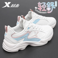特步（XTEP）女鞋運(yùn)動(dòng)鞋女秋新款跑步鞋女皮面防潑水慢跑鞋跳繩綜訓(xùn)鞋子 帆白/淺粉色/清透藍(lán) 38