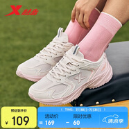 特步女鞋運動鞋女夏季網(wǎng)面透氣軟彈老爹休閑鞋子女