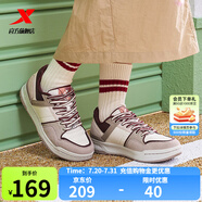 特步【門店同款】新春系列中國郵政聯(lián)名款女子運動板鞋976118330010 象牙粉/棕粉色 37