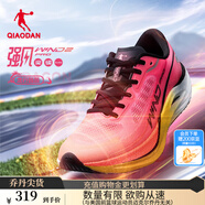喬丹QIAODAN強(qiáng)風(fēng)2PRO運(yùn)動鞋男跑步鞋馬拉松旗艦競速碳板跑鞋體測鞋 熒光飛影粉/日光黃 -龍行龘龘 44.5
