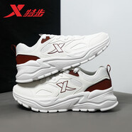 特步（XTEP）男鞋跑步鞋減震跑鞋皮面防水男軟底黑色休閑鞋男士耐磨跑步運動(dòng)鞋 帆白/團隊紅 39