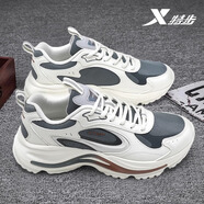 特步（XTEP）男鞋透氣網(wǎng)面運(yùn)動(dòng)鞋秋季新款休閑鞋老爹鞋子輕便防滑跑步鞋戶外鞋 余白灰/影青灰 45