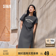 森馬連衣裙女復(fù)古休閑中長(zhǎng)裙春夏心機(jī)字母開叉T恤裙101324114026