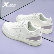 特步板鞋女鞋小白鞋女秋季潮流輕便舒適港風(fēng)氣質(zhì)韓版街拍旅游休閑鞋子 帆白/風(fēng)鈴紫【甩標(biāo)】 40