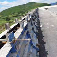 何佳功混凝土防撞墻鋼模具 橋梁防撞模板 現澆高速公路水泥橋梁護欄定制 定制 現澆護欄模板