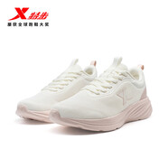 特步（XTEP）跑鞋女輕便緩震軟底舒適跑步鞋網(wǎng)面通勤健身運動(dòng)休閑鞋 帆白/淺粉色 37