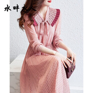 水畔衣人一線剪標(biāo)折扣2025春秋波點(diǎn)雪紡印花綁帶收腰長(zhǎng)袖連衣裙女 粉紅 M