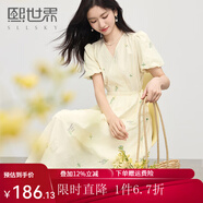 熙世界sllsky清新文藝?yán)C花V領(lǐng)連衣裙收腰顯瘦法式茶歇裙2025夏季新款 椰子奶油杏 M