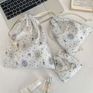 山頭林村可愛(ài)卡通束口抽繩收納袋化妝包口紅雜物旅行分裝布袋小號 徽章熊中號19*24CM 滌綸-抽繩束口 2個(gè)