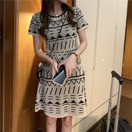 朵梵蓮（Duofanlian）秋季2025韓版新款可愛小香風(fēng)套頭短袖針織短裙幾何圖案氣質(zhì)連衣裙 杏色 均碼