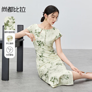 尚都比拉（Sentubila）國風一字圓領(lǐng)小連肩袖手縫流蘇盤扣腰部縮褶改良新中式旗袍裙 杏底綠花 S 90-100斤建議選擇