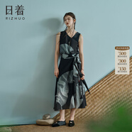 日著(zhù)尋v領(lǐng)無(wú)袖系帶連衣裙2025夏季新款不對稱(chēng)原創(chuàng  )印花氣質(zhì)長(cháng)裙女 靜影黑 L