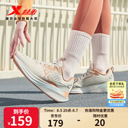 特步【門(mén)店同款】新款女跑鞋休閑百搭運(yùn)動(dòng)鞋976418110037 白沙灰/鹿棕褐（革面） 36