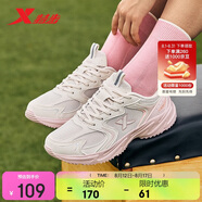 特步女鞋運動鞋女夏季網(wǎng)面透氣軟彈老爹休閑鞋子女