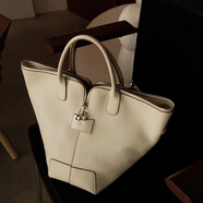 塔馳密司（touchmiss）2025年新款女包輕奢時(shí)尚感真皮頭層牛皮小眾蝙蝠包 奶昔白 現貨(可以斜挎)