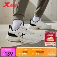 特步（XTEP）跑鞋運動(dòng)鞋革面皮面防潑水緩震輕便軟底耐磨休閑男鞋跑步鞋白色