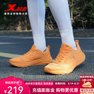 特步（XTEP）薄底香菜男跑鞋2025新款減震回彈耐磨跑步鞋健身訓練寬楦運動(dòng)鞋男 杏黃色 40