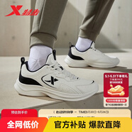 特步（XTEP）跑鞋運(yùn)動(dòng)鞋革面皮面防潑水緩震輕便軟底耐磨休閑男鞋跑步鞋白色