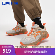 FILAFUSION 斐樂潮牌男鞋2025夏季新款戶外運(yùn)動(dòng)鞋輕便透氣休閑漫游鞋 奶白/胡蘿卜橙-GA 42.5