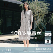 玖姿·安娜蔻【100%桑蠶絲】典雅山水印花收腰連衣裙女2025夏季新款 條淺灰 M