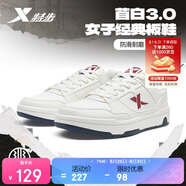 特步女鞋運動(dòng)鞋板鞋秋季透氣軟彈耐磨時(shí)尚板鞋女