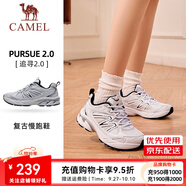 駱駝（CAMEL）情侶穿搭[追尋2.0]慢跑鞋男女2025透氣復古緩震旅游運動跑步鞋 K25B097058，白銀色/黑色 ，女 37