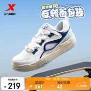 特步男鞋運動(dòng)板鞋反轉面包鞋秋季透氣網(wǎng)布小白鞋板鞋男