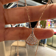 18K玫瑰金項鏈女滿(mǎn)天星鑲鉆扇形吊墜鎖骨鏈彩金送女友情人節禮物 玫瑰金滿(mǎn)鉆小裙子吊墜項鏈丨送禮盒