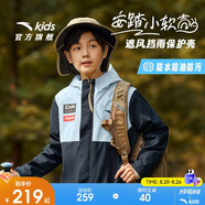 安踏兒童戶外三防外套男童小軟殼搖粒絨運(yùn)動(dòng)沖鋒上衣A52437604