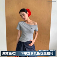 ALO YOGA2025新款辣妹領(lǐng)露短袖夏季斜肩T恤修身顯瘦字母刺繡短款百搭上衣 灰色 均碼 建議80-110斤