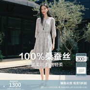 玖姿·安娜蔻【100%桑蠶絲】典雅山水印花收腰連衣裙女2025夏季新款 花淺灰 S