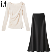 :CHOCOOLATE  it女裝連衣裙設計感斜肩針織衫優(yōu)雅醋酸絲綢緞面裙女秋兩件套裝 杏色上衣+黑色裙 【上衣均碼】 S